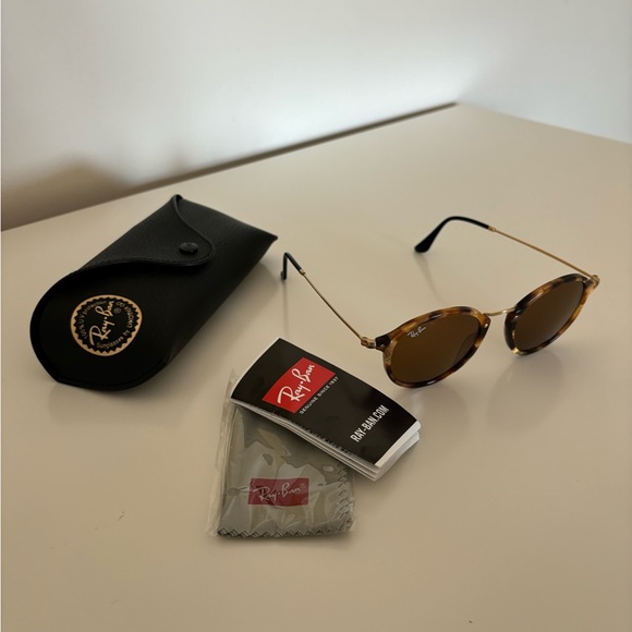Ray Ban Round Fleck Sunglasses - Picture 2 of 6